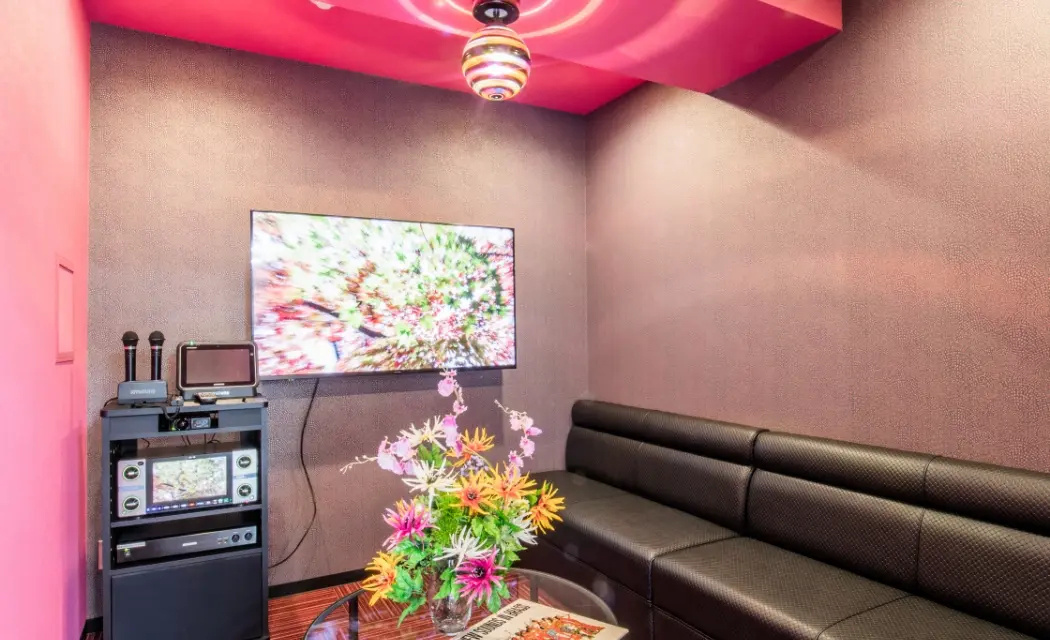 カラオケルームで、歌って笑って、心も元気に。